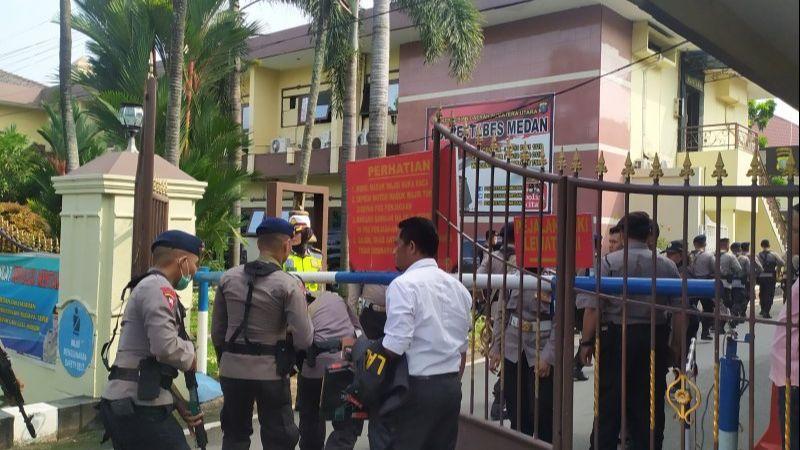 Petugas Labfor Ambil Sampel dari Lokasi Ledakan di Polrestabes Medan