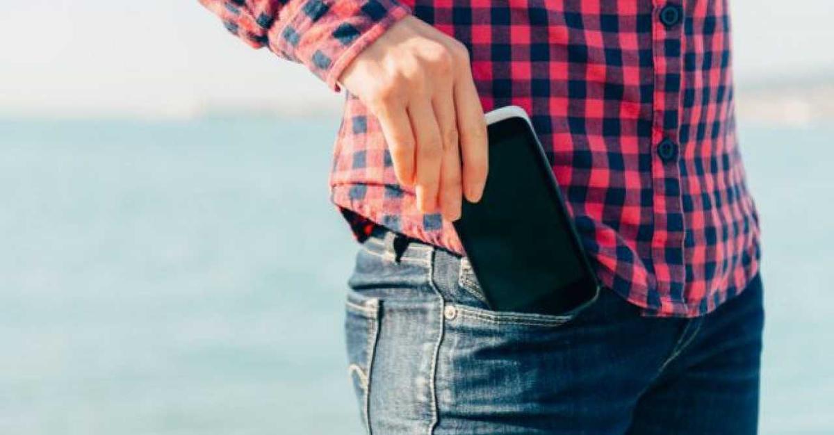 Awas! Sering Menyimpan Ponsel di Saku Celana Dapat Merusak Kualitas Sperma