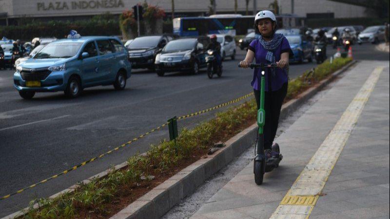 Pengamat Pertanyakan Larangan Otopet Listrik Meluncur di Trotoar dan JPO