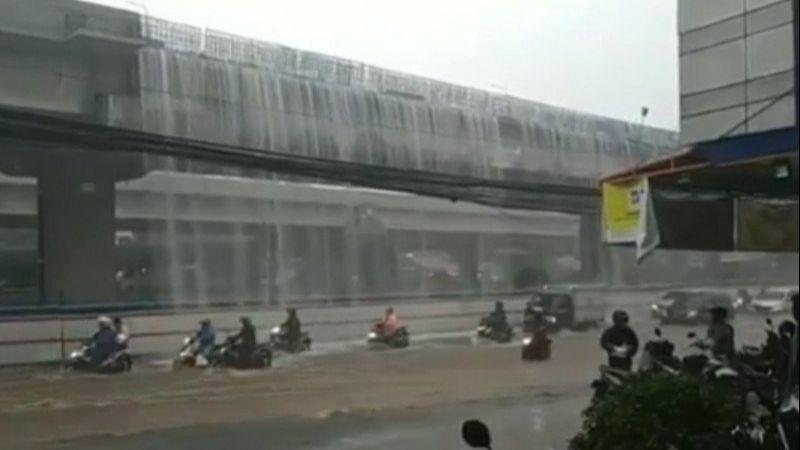 Pengendara Keluhkan Adanya Air Terjun di Bawah Tol Becakayu saat Hujan