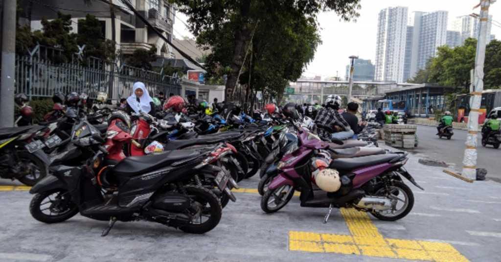 Pemda DKI Denda Motor yang Sembarangan Parkir di Trotoar