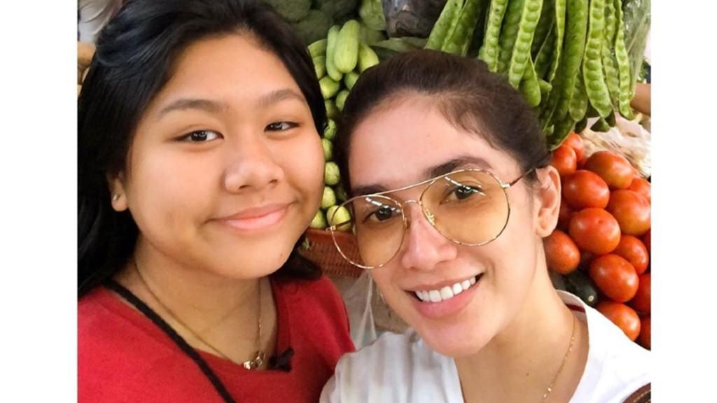 Begini Cara Ussy Ajarkan Putri Sulungnya Belanja di Pasar Tradisional