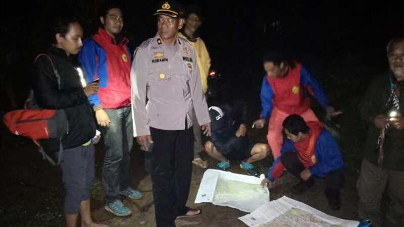 Kronologi Evakusi Pasutri Asal Jaktim Setelah Tersesat di Gunung Salak