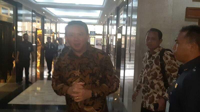 Berbatik Coklat, Ahok Siap Dilantik Jadi Komut Pertamina Hari Ini
