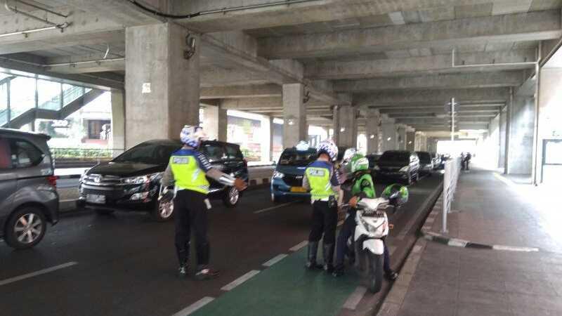 Belasan Kendaraan Terjaring Razia Langgar Jalur Sepeda di Jakarta Selatan