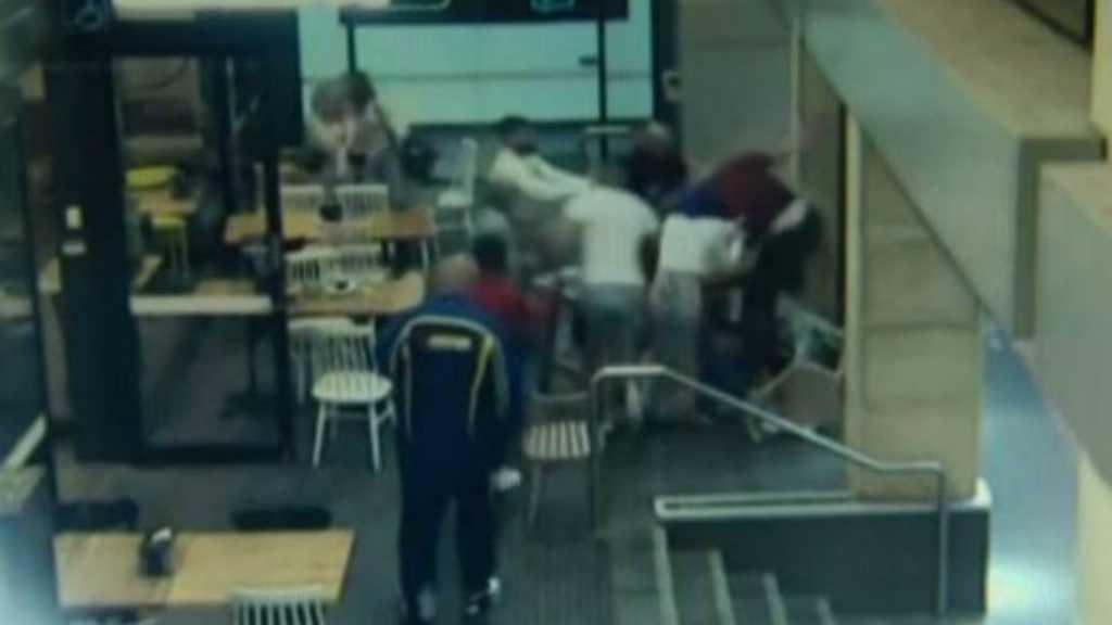 Biadab! Wanita Berhijab Tengah Hamil Tua Dihajar dan Diinjak