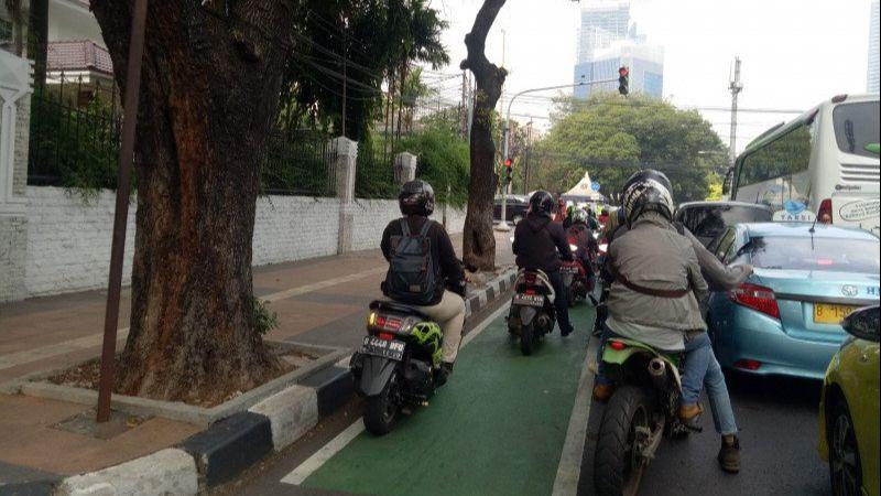 Masih Banyak Pemotor yang Melintasi Jalur Sepeda di Jakarta Selatan