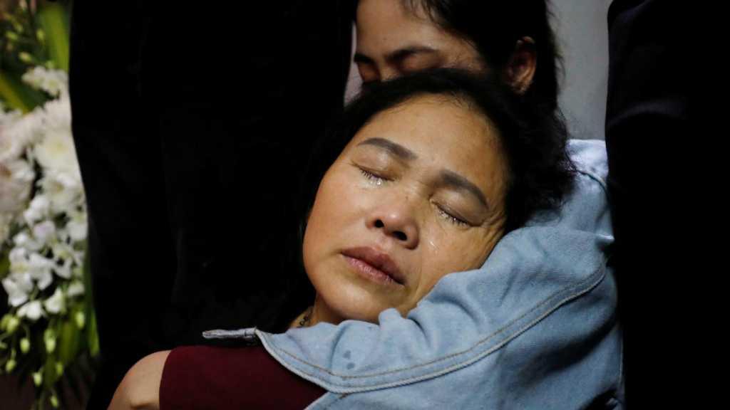 Air Mata dan Mawar Putih Sambut Kedatangan Jasad Imigran Vietnam