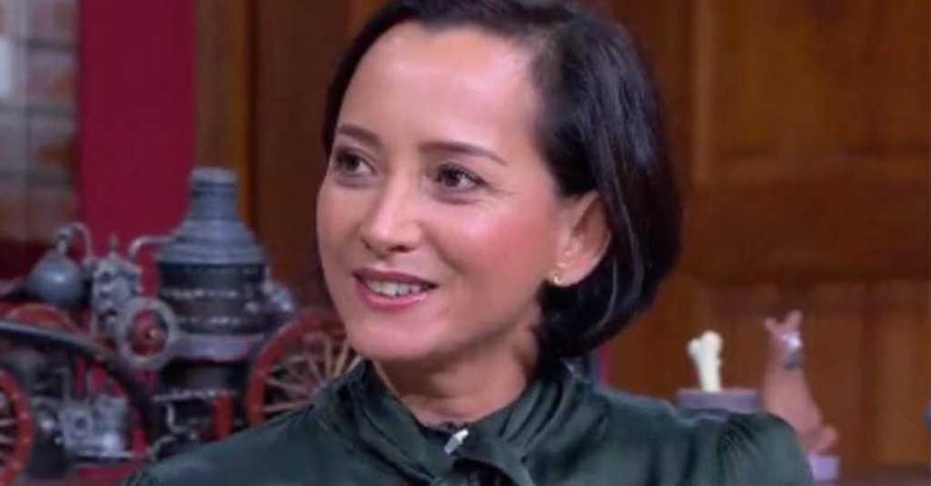 Perankan Wanita Tua, Karina Suwandi Perhatikan Gerak-Gerik Ibunya