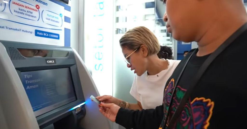 Ramai Artis Pamer Isi Saldo di ATM, Ini Kata Menkeu Sri Mulyani