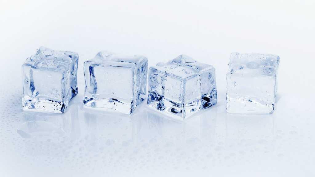 Boleh Nggak Sih Cemilin Es Batu? Cek Dulu 5 Fakta Berikut Ini