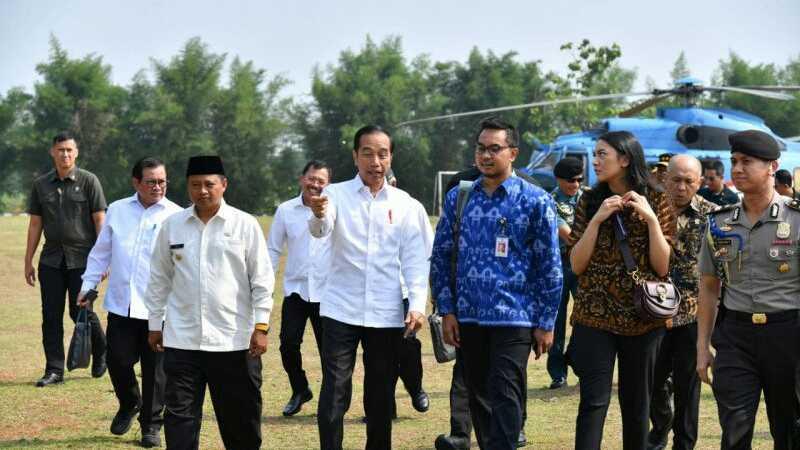 Tinjau Program Mekaar di Subang, Jokowi Ajak Putri Tanjung