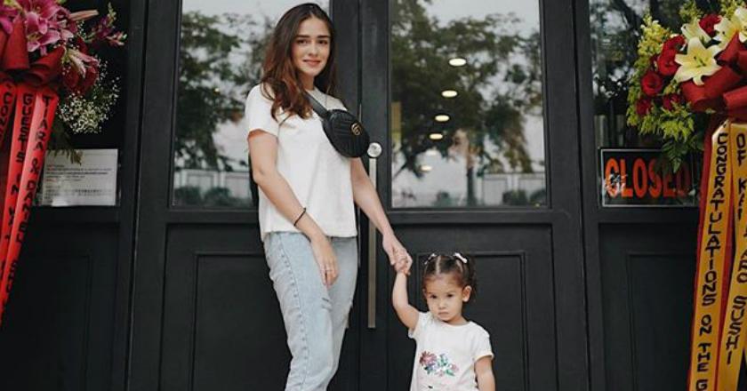 Yasmine Wildblood Ajarkan Anak Berenang Sejak Dini