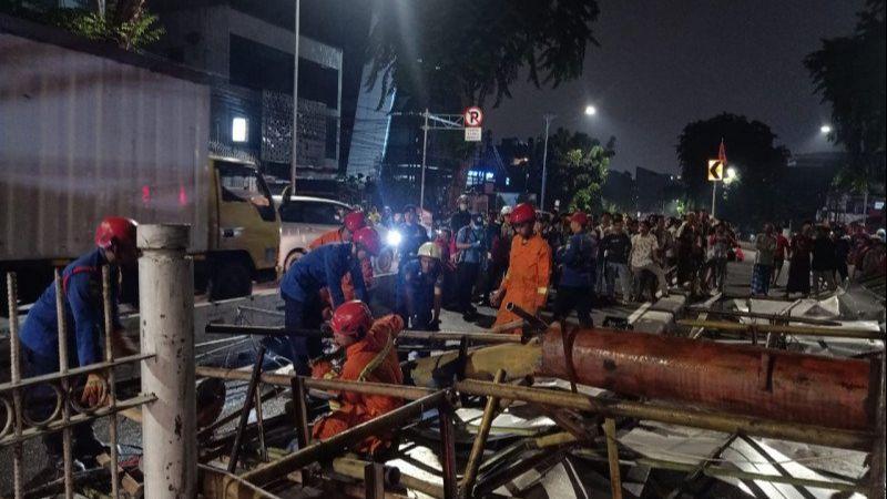 Sebuah Papan Reklame Tumbang di Warung Buncit, Arus Lalu Lintas Tertutup