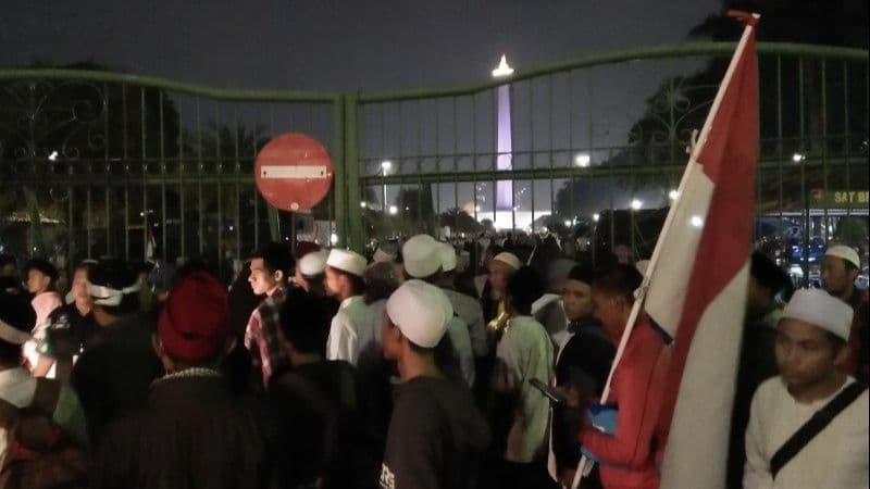 Tengah Malam, Massa Aksi Reuni 212 Mulai Berdatangan ke Monas