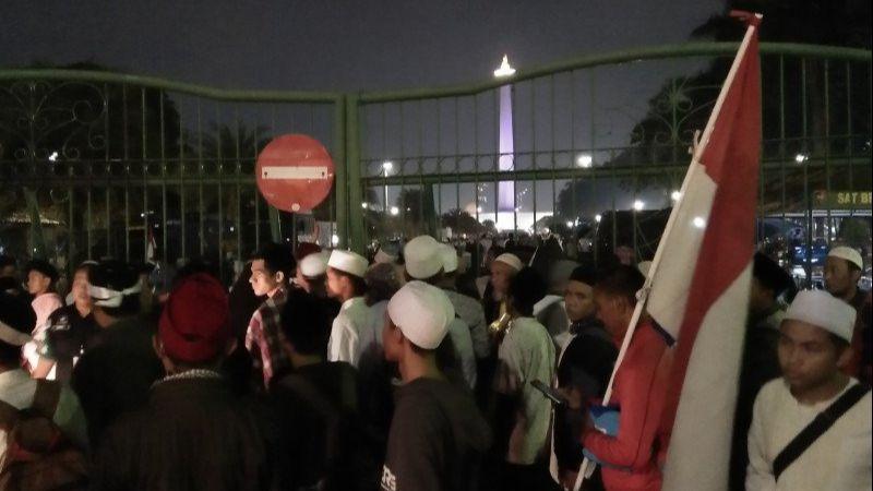 Tengah Malam, Massa Aksi Reuni 212 Mulai Berdatangan ke Monas