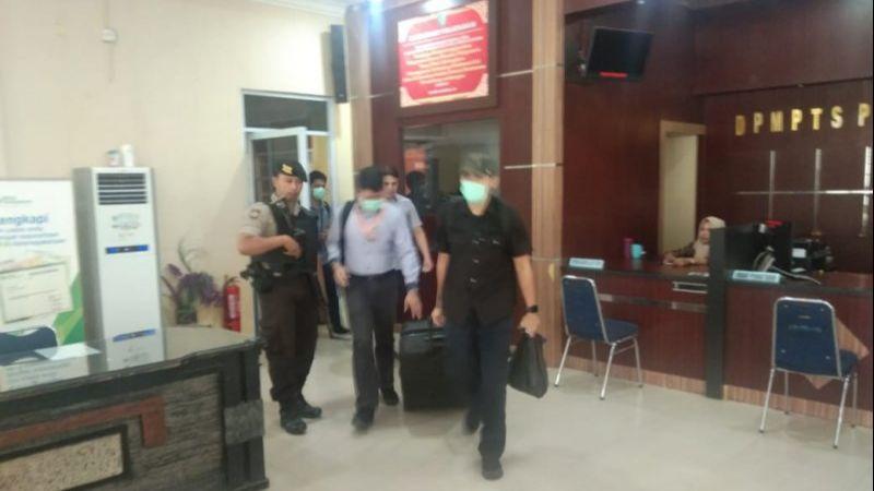 Geledah Ruang Kerja Kadis Penanaman Modal Dumai, KPK Sita Sejumlah Dokumen