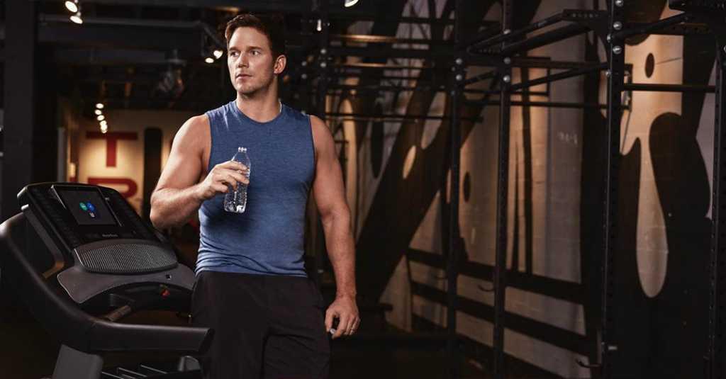 Berpose Sambil Pegang Botol Plastik, Chris Pratt Kena Tegur Jason Momoa