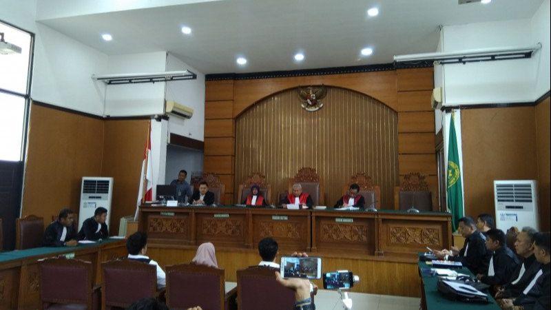 Majelis Hakim Cuti, Sidang 'Bau Ikan Asin' Dilanjutkan Tahun Depan