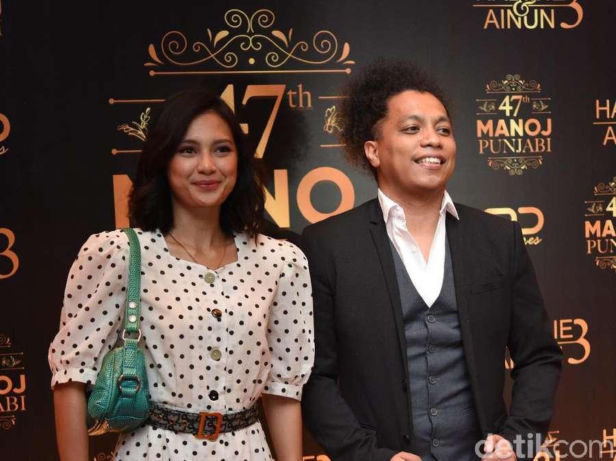 Masih Terganjal Restu, Arie Keriting dan Indah Permatasari Semakin Mesra