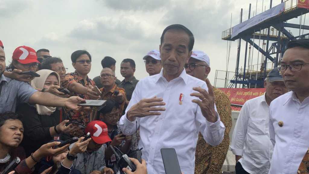 Di Atas Tol Japek KM 38, Jokowi: UN Mulai 2021 Sudah Dihapus