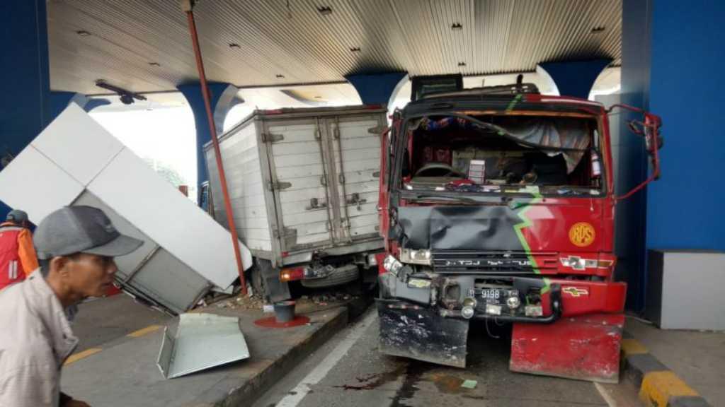 Dua Mobil Bertabrakan, Gardu Tol Pasar Rebo Jadi Korban