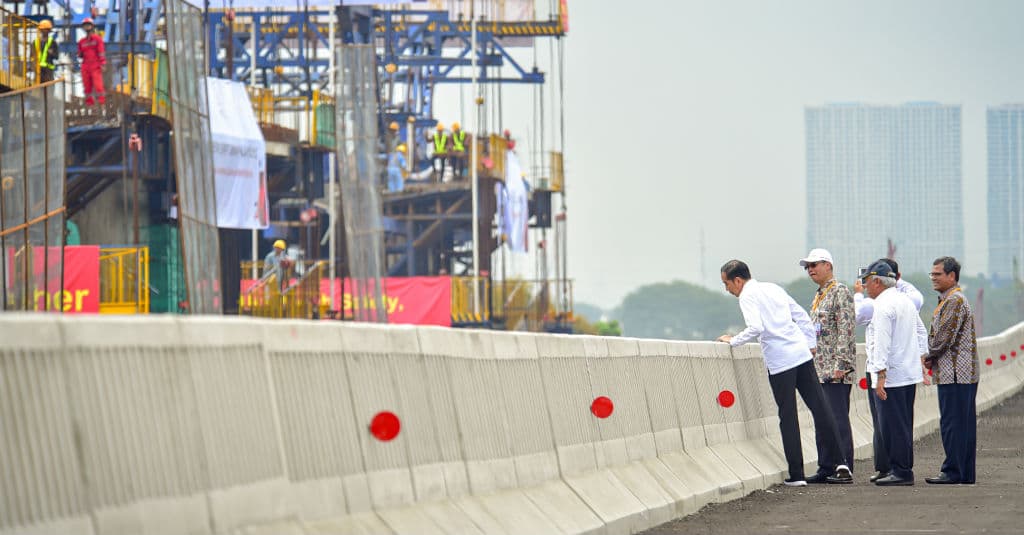 Jokowi Optimis Kereta Cepat Jakarta-Bandung dan LRT Rampung pada 2021