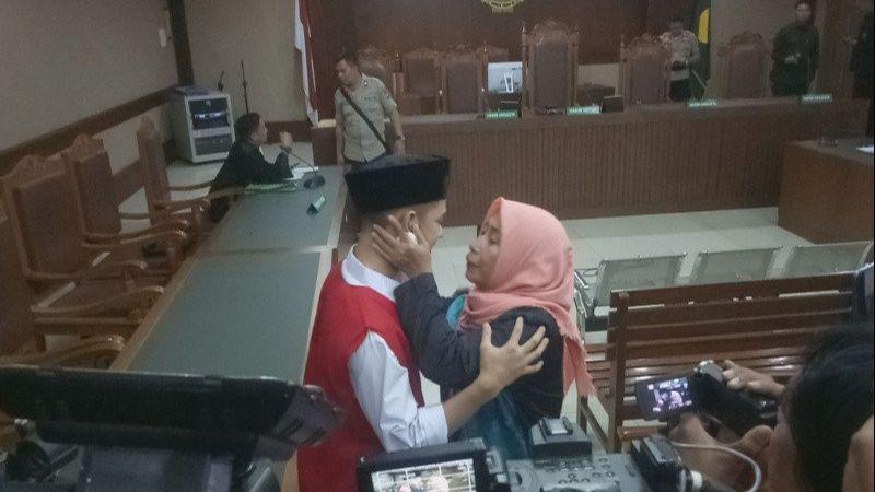 Ibu Luthfi Anak STM Pembawa Bendera saat Demo Berharap Anaknya Dibebaskan