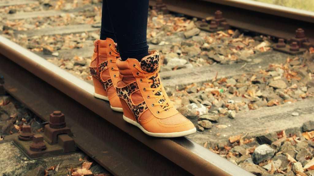 Jangan 'Ngasal' Mencuci Sepatu! Ada Cara Sesuai Jenisnya Lho