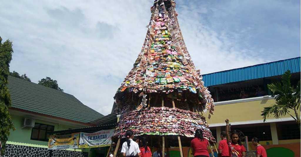 Siswa SD di Purwokerto Bikin Pohon Natal dari Limbah Plastik