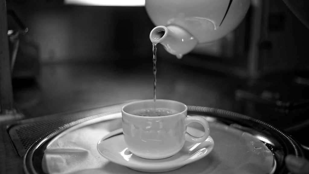 Minum Air Dingin Memang Segar, Tapi Minum Air Hangat Juga Banyak Manfaatnya