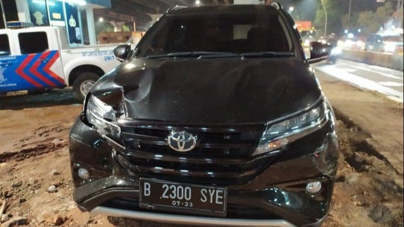 Duarrrr! Mobil WN Korea Tabrak Tukang Bubur Gara-gara Lawan Arus