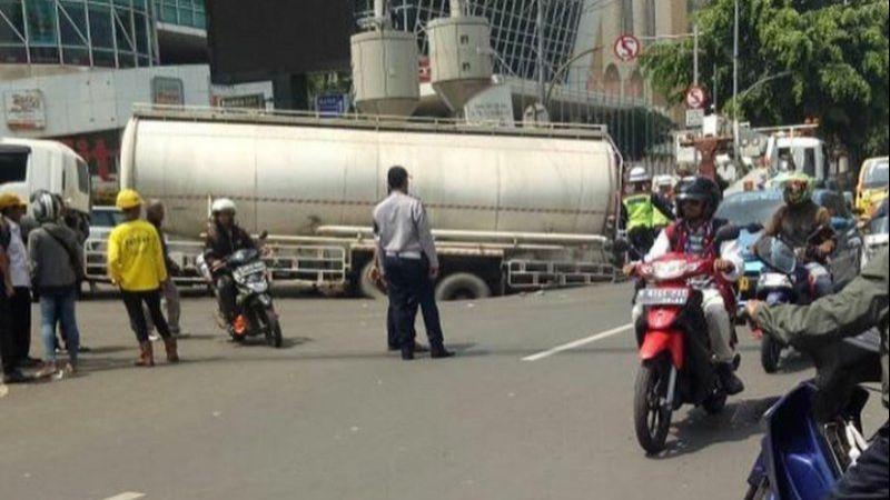 Jalan Depan Thamrin City Ambrol Gara-gara Truk, Pemkot Jakpus Turun Tangan