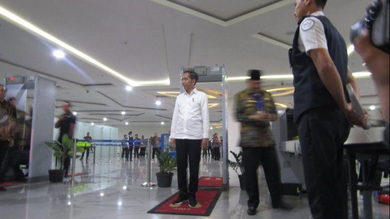 Saat Presiden Jokowi Lewat Mesin Detektor Logam dan 'Diperiksa' di Bandara
