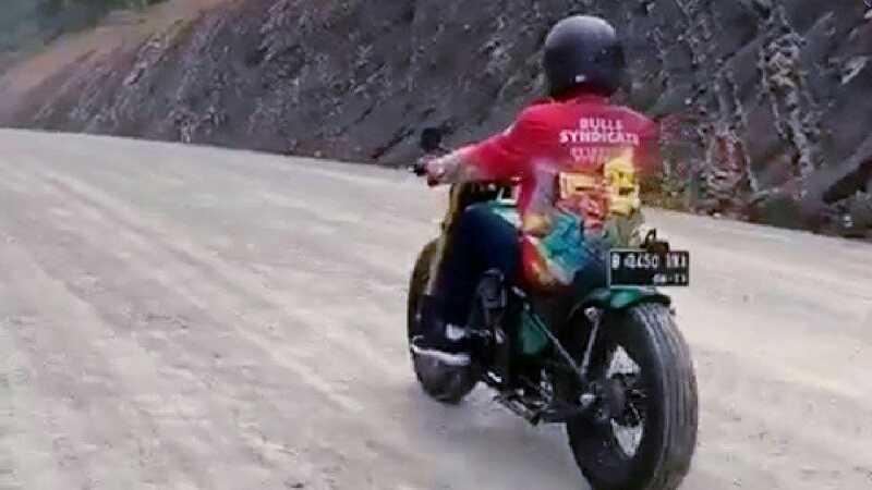 Aksi Jokowi Tunggangi Motor Custom di Jalan Perbatasan Kalimantan Utara