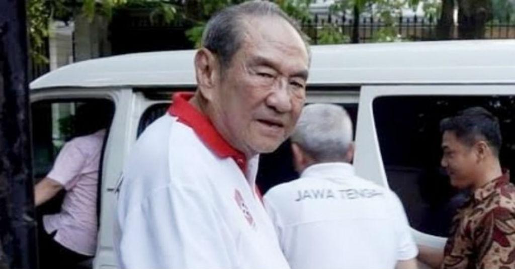 Widih! Foto Mirip Bos Djarum Viral 'Terciduk' Makan di Warung Sederhana