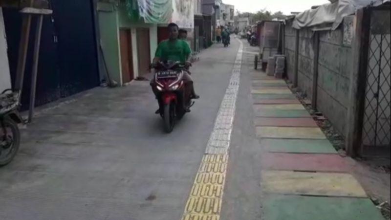 Keren, Ubin Jalur Tunanetra Dipasang di Jalan Permukiman