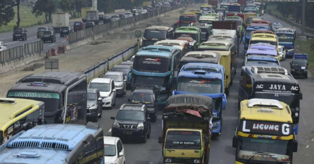 Truk Patah As Roda di Tol Jatibening Arah Cikunir, Sempat Bikin Macet