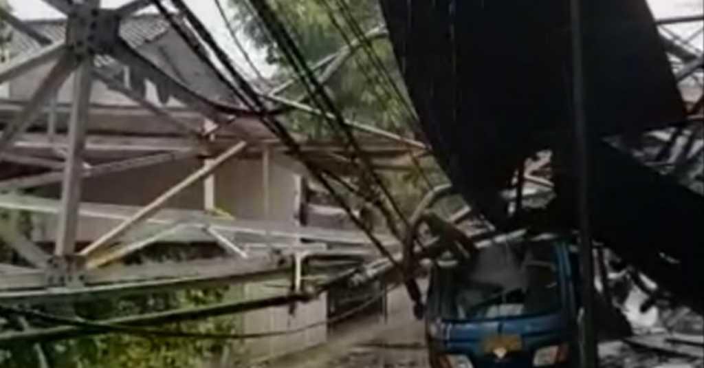 Menara BTS Radio Dalam Tumbang, Timpa Bajaj dan Rumah Warga