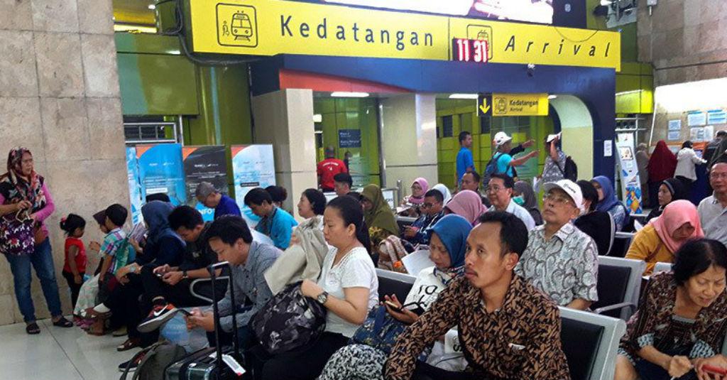 Jelang Nataru, Para Portir di Bandara Ketiban Rejeki