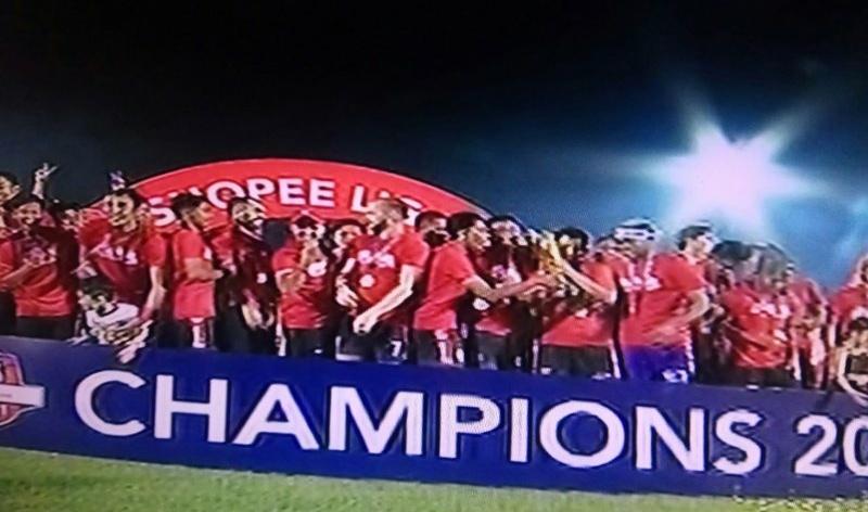 Bali United Terima Trofi Kemenangan Juara Liga 1 Indonesia