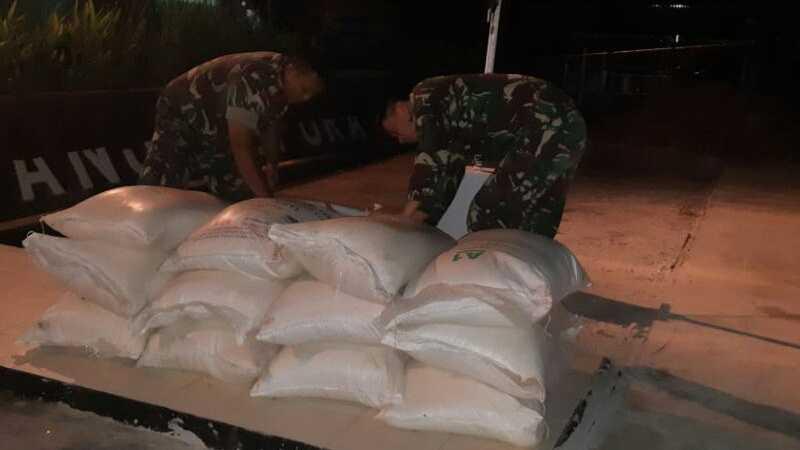 TNI Gagalkan Penyelundupan 600 Kilogram Gula Ilegal di Perbatasan Indonesia