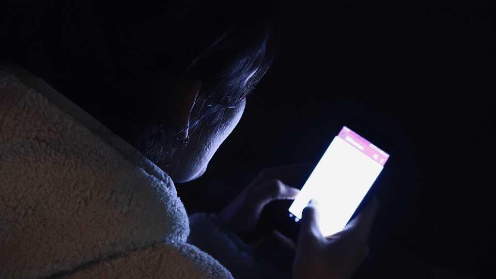 7 Tips Melindungi Mata dari Cahaya Biru Smartphone