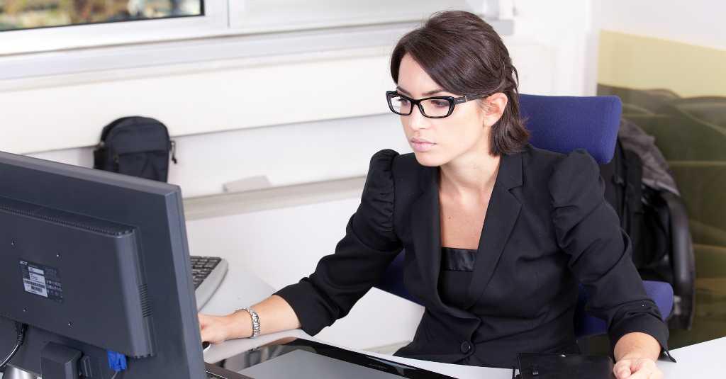 Pentingkah Memakai Kacamata Khusus untuk Lindungi Mata dari Cahaya Biru?