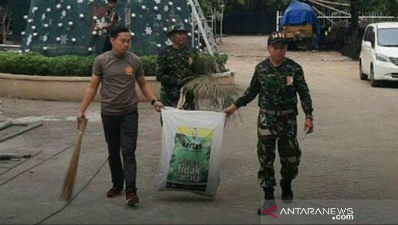 Polisi dan TNI Bersama Bersihkan Gereja Katedral Makassar