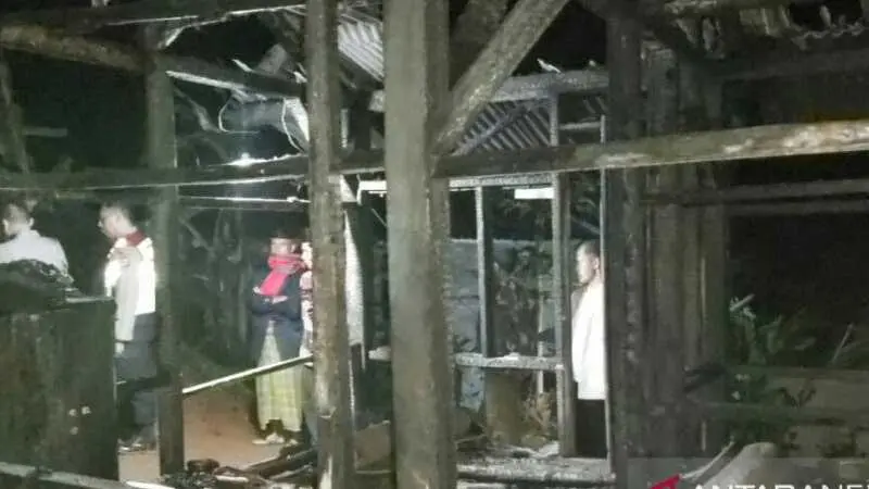 Tungku Kayu Sebabkan Sebuah Rumah Terbakar, Seorang Nenek Tewas Terpanggang