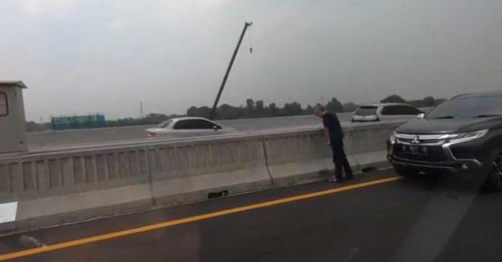 Upst... Pengendara Ini Nekat Buang Air Kecil di Tol Japek