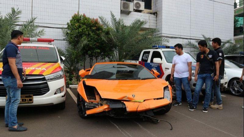 Mobil Lamborghini Penodong Anak SMA Dibawa ke Polres dalam Kondisi Rusak