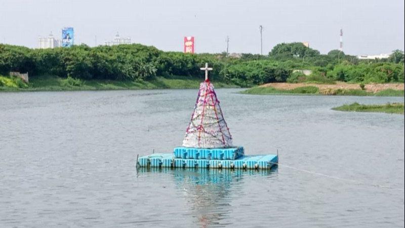 Wah, Ada Pohon Natal yang Terbuat dari Sampah Plastik di Waduk Riario