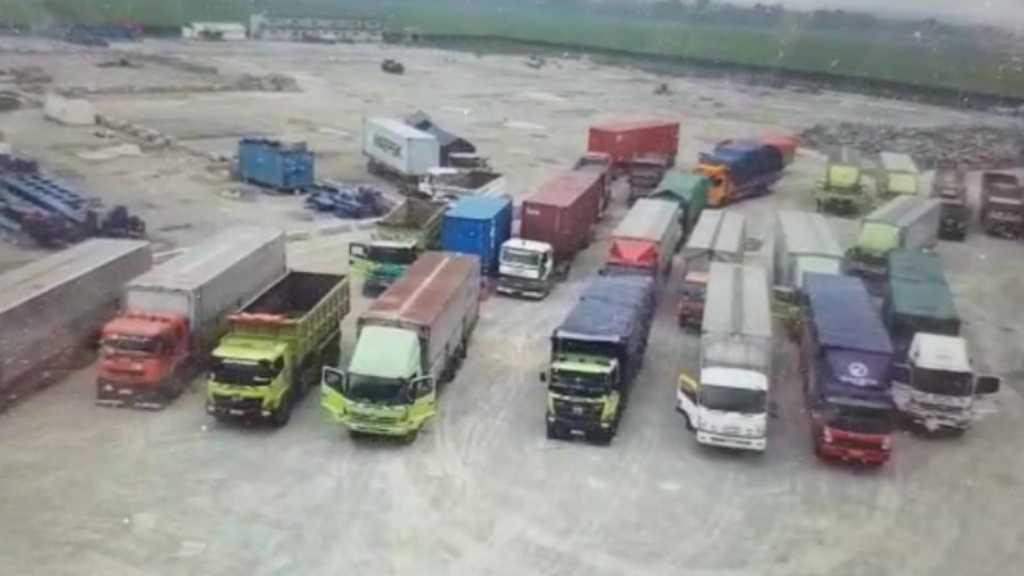 20 Truk Pengangkut Tanah Merah Ditahan di Tol Japek